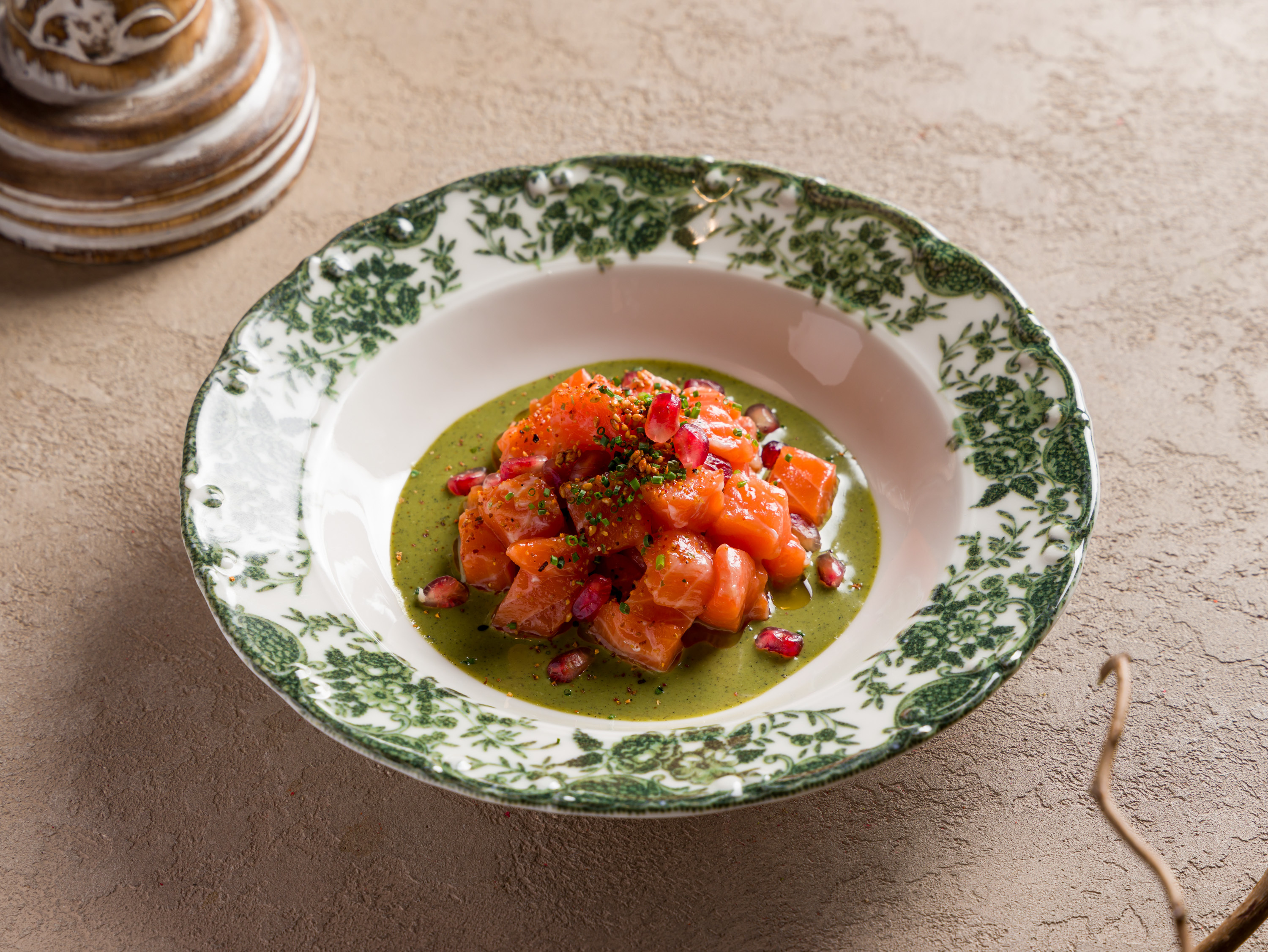 Тартар из лосося / кунжут / ореховый ткемали